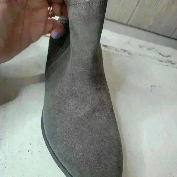NWT Mia Gray suede ankle boots. Size 8.5 W - Picture 9 of 12
